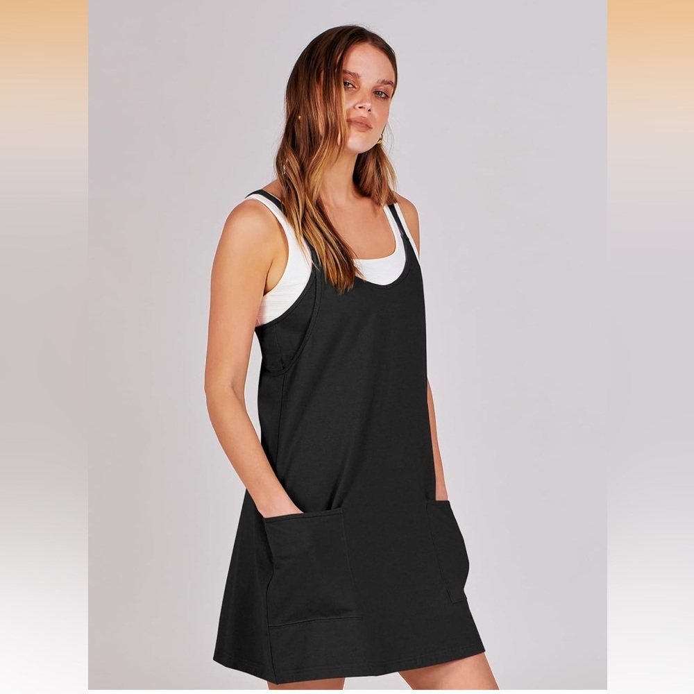 🚘 NWOT Black Sleeveless romper  with Front Pockets